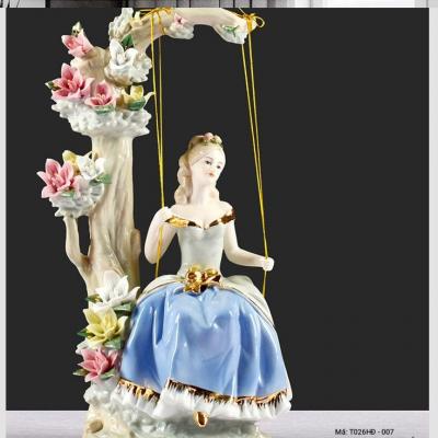 TƯỢNG SỨ CÔ GÁI CHÂU ÂU NGỒI XÍCH ĐU - QUÀ TẶNG TÂN GIA ĐẸP XUẤT SẮC !